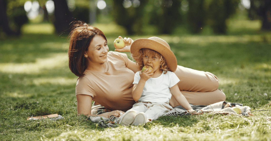femeie și copil cu dinți sănătoși care mănâncă mere