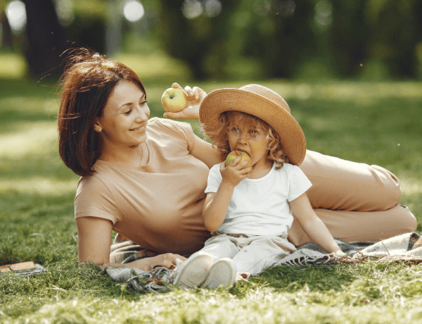 femeie și copil cu dinți sănătoși care mănâncă mere