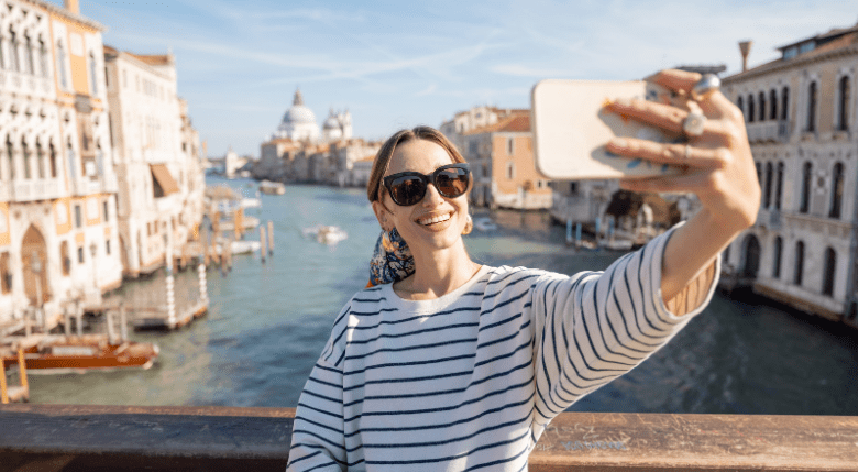 fata care isi face selfie in Venetia