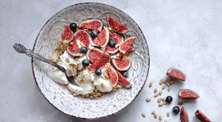 iaurt grecesc cu smochine si seminte - alimente care favorizează scăderea în greutate