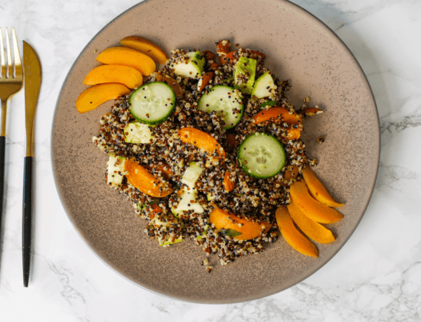 Salată de vară cu quinoa și caise