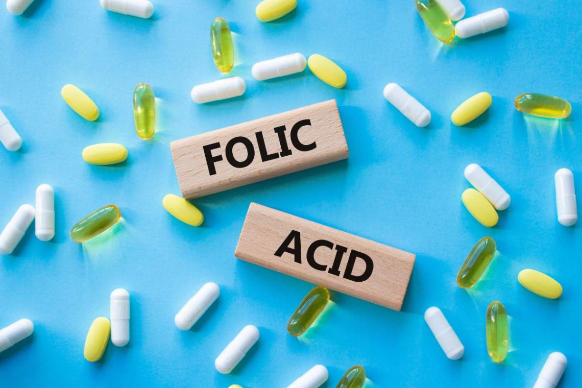 Poza de cover. Beneficiile acidului folic_Acid folic, produse pe baza de acid folic, fundal albastru