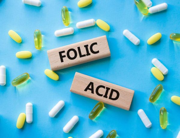 Poza de cover. Beneficiile acidului folic_Acid folic, produse pe baza de acid folic, fundal albastru